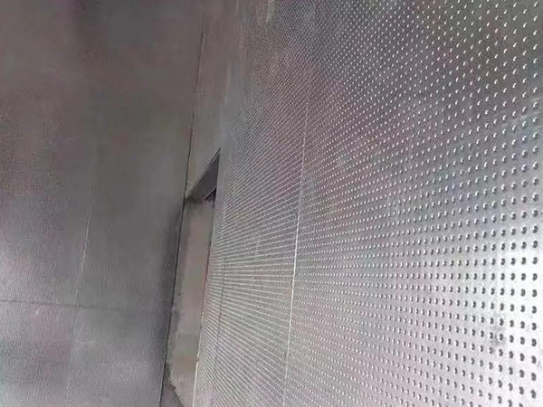 如何確保防爆墻施工中的墻體平整度？